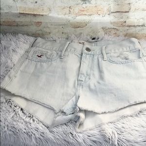 Light Wash Hollister 5-Pocket Distressed Denim Jean Shorts